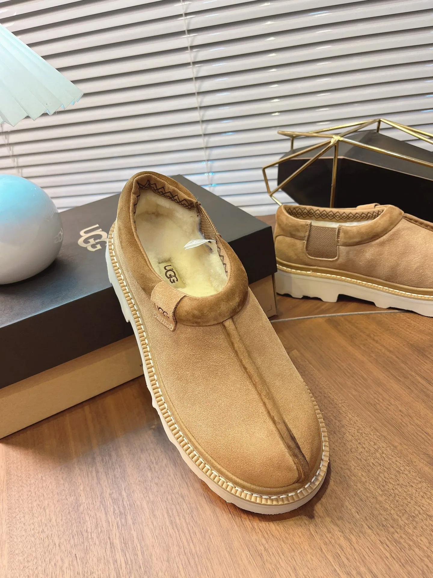 p518🐮🐮2025 new style𝑼𝑮𝑮•Men's style ◾️.Winter snow boots and fur shoes. The matching coefficient is also 100%.💥Very good-looking✨Full of fashion and you will look great when you put it on📈 Tasman casual boots. The heel is decorated with a hot embossed brand logo. Item No.: 1166913 Upper: High-quality cow suede Inner lining: sheepskin imported from Australia. The inner lining is made of Australian lamb wool. Outsole: EVA non-slip outsole. Size: 40 to 44